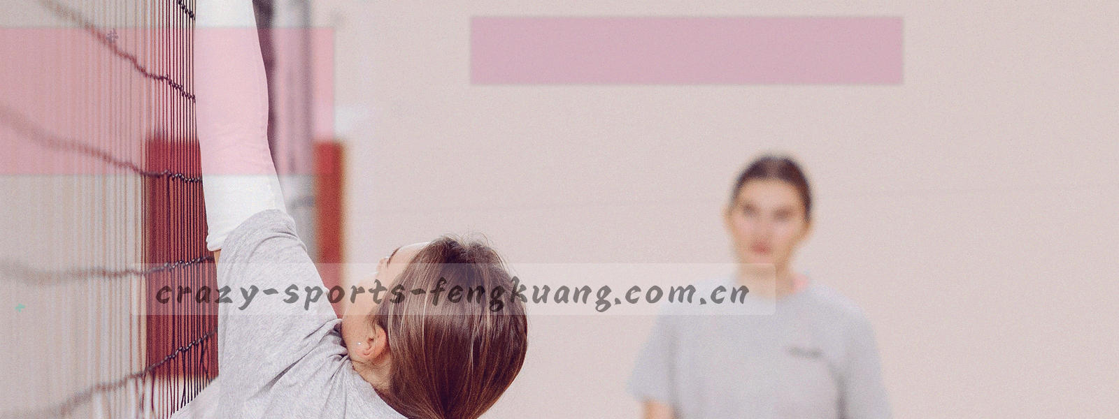 赛场灯光在暗色背景上拉出的斜向光轨，抽象呈现赛事进行中的动态节奏