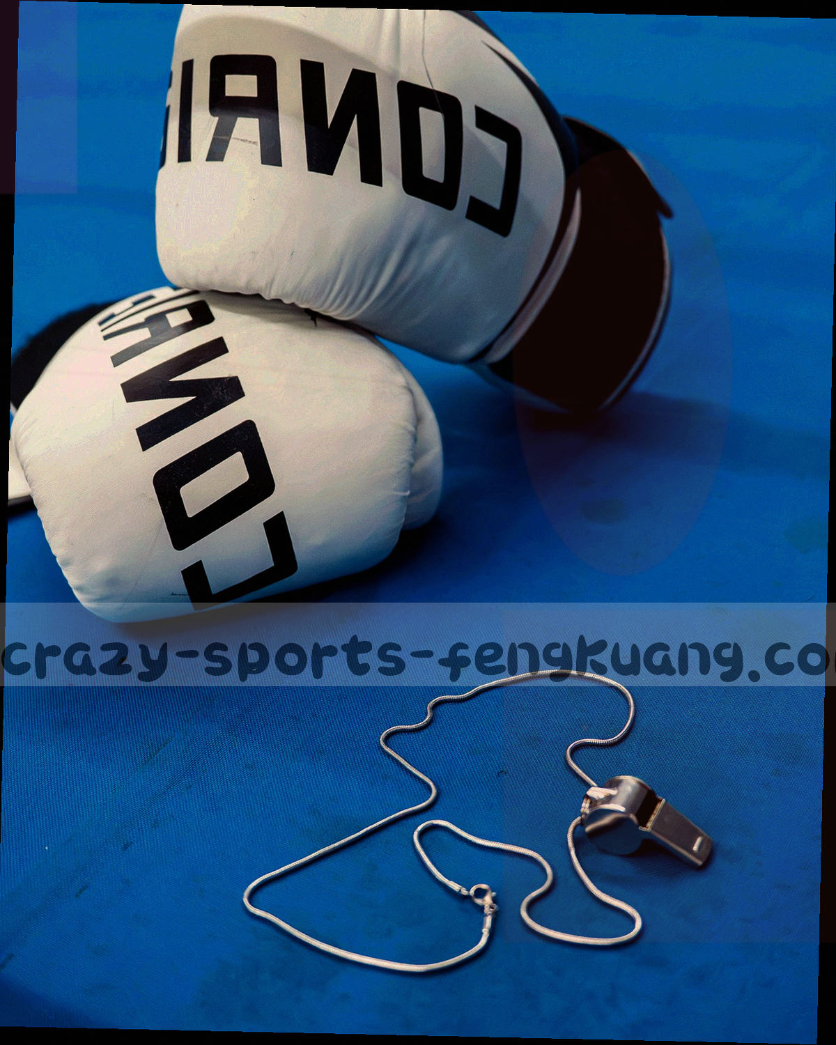 运动员起跳瞬间与赛场灯光轨迹交错的高对比画面